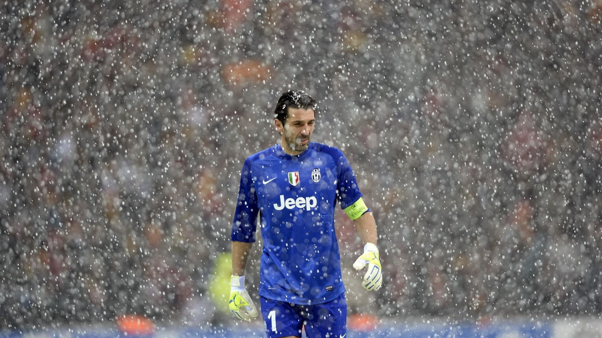 希腊女篮在欧洲锦标赛中连续夺冠，传统实力不容忽视，希腊女球迷